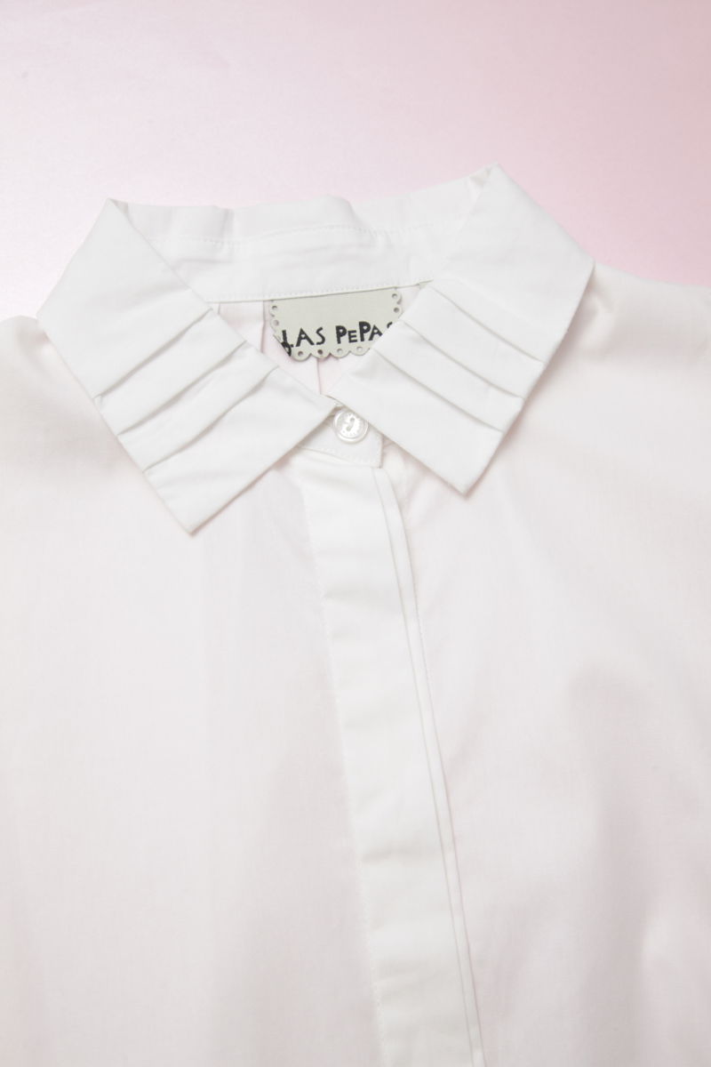 Camisa blanca oversized de poplín con tablas en cuello, puños y espalda. 
