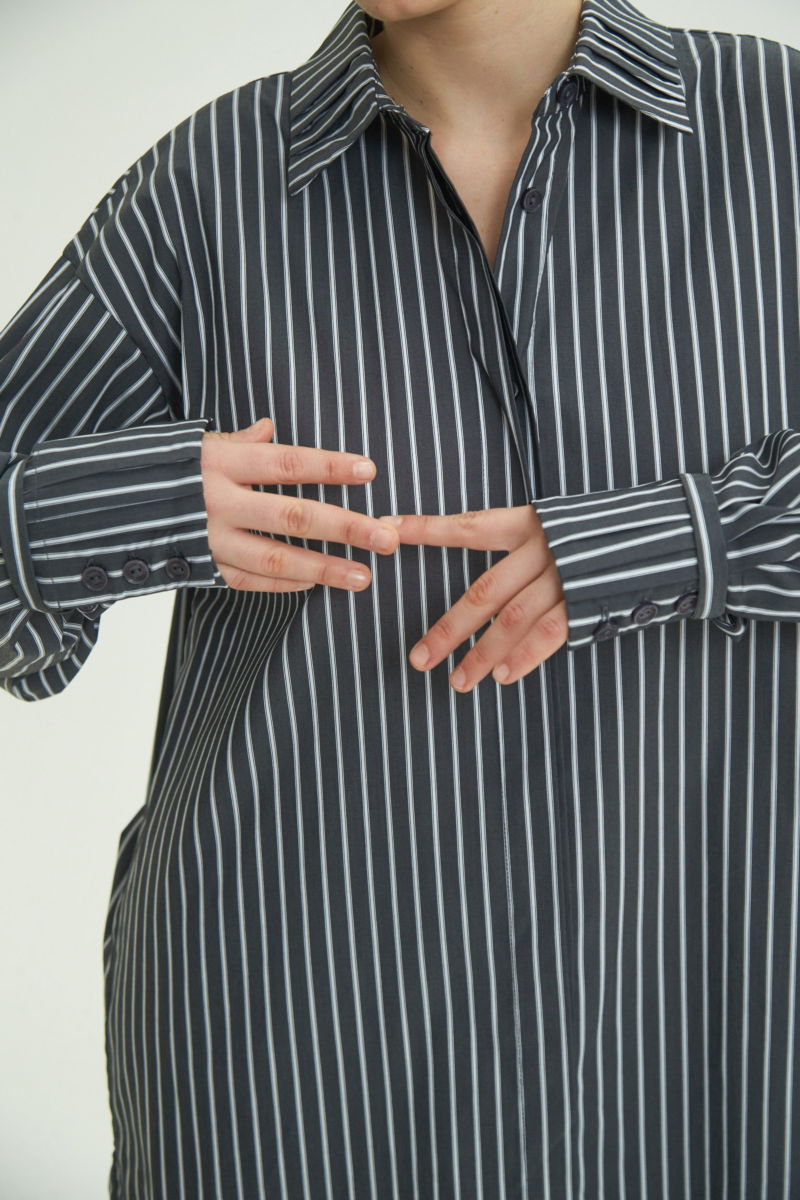 Camisa rayada oversize de poplin de algodón con tablas en cuello, puños y espalda. 
