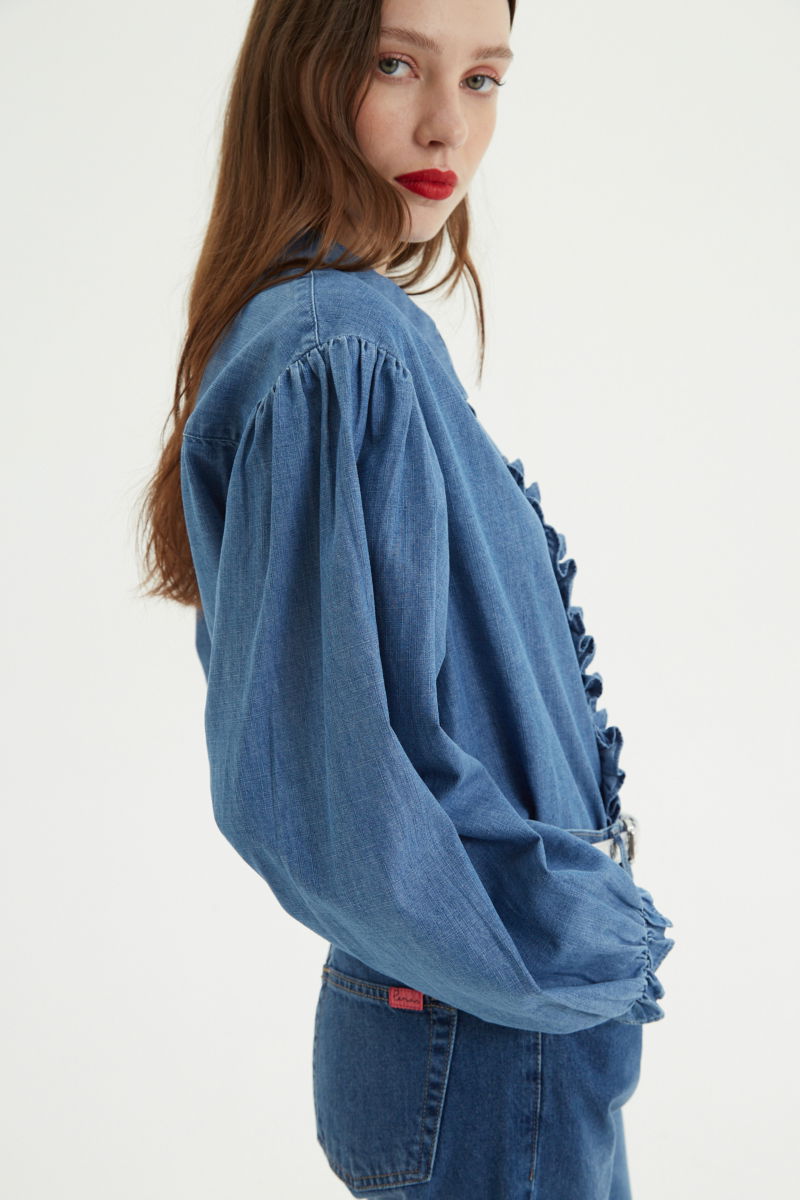 Camisa denim de algodón recta con mangas amplias y cartera con volados. 
