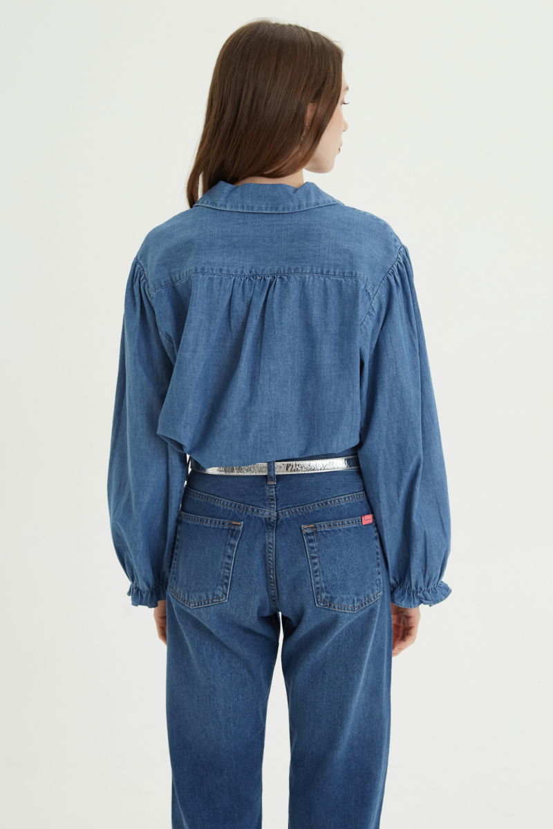 Camisa denim de algodón recta con mangas amplias y cartera con volados. 
