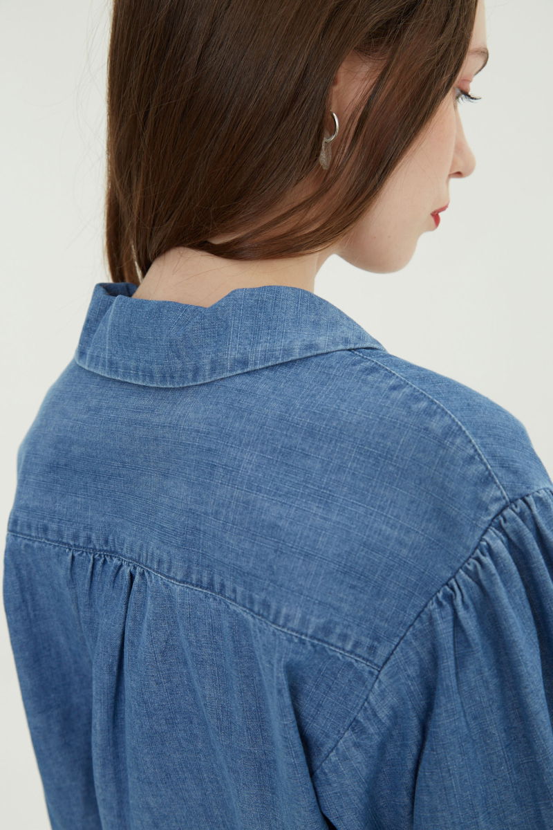 Camisa denim de algodón recta con mangas amplias y cartera con volados. 
