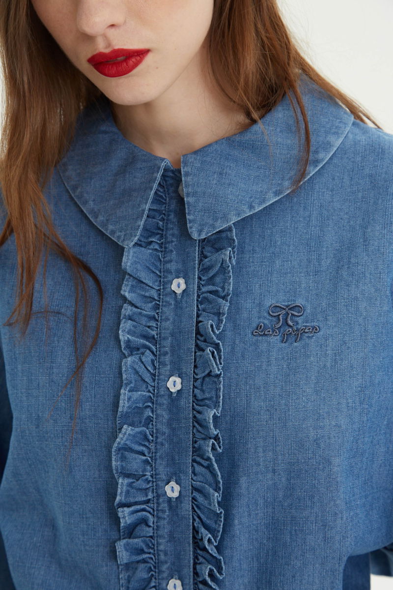 Camisa denim de algodón recta con mangas amplias y cartera con volados. 
