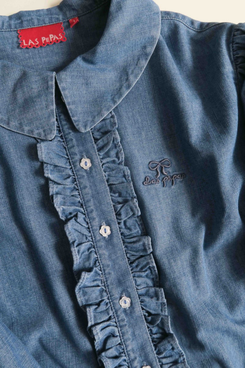 Camisa denim de algodón recta con mangas amplias y cartera con volados. 
