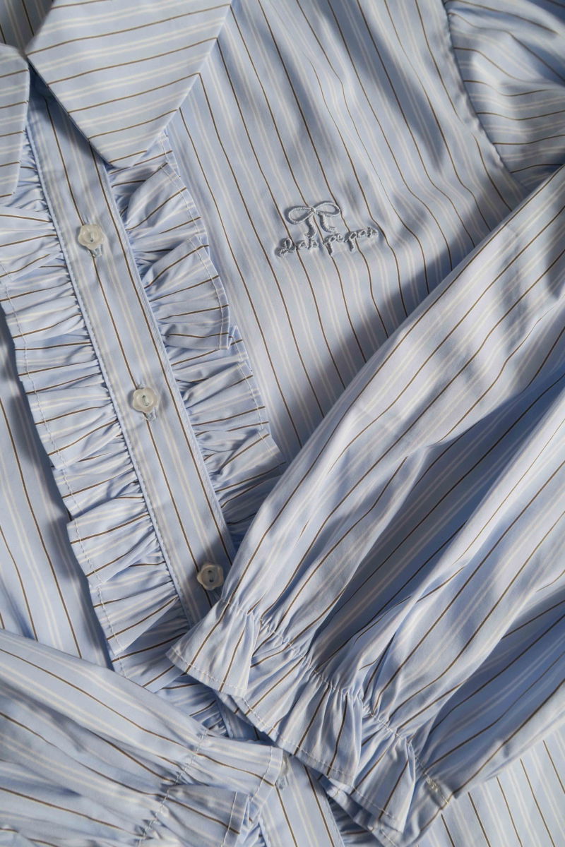 Camisa rayada de algodón recta con mangas amplias y cartera con volados. 