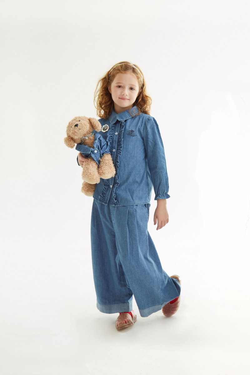 Pantalón infantil de denim con cintura elastizada y calce amplio.