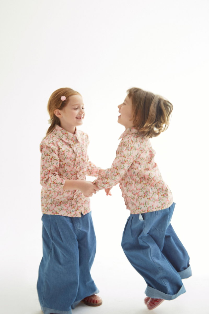 Pantalón infantil de denim con cintura elastizada y calce amplio.