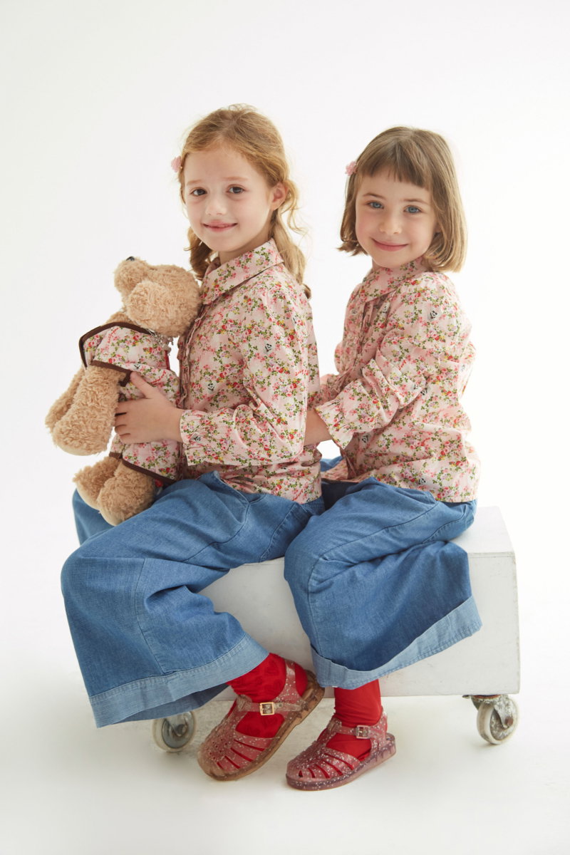 CAMISA INFANTIL DE ALGODÓN CON VOLADOS. 
