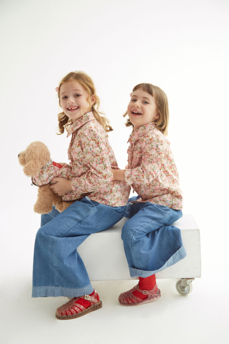 CAMISA INFANTIL DE ALGODÓN CON VOLADOS. 
