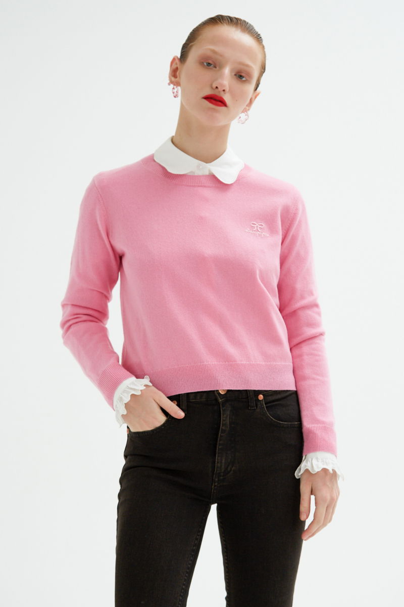 Sweater rosa de lana y cachemira recto y entallado en la cintura con cuello redondo y terminaciones de ribb en puños y ruedo.