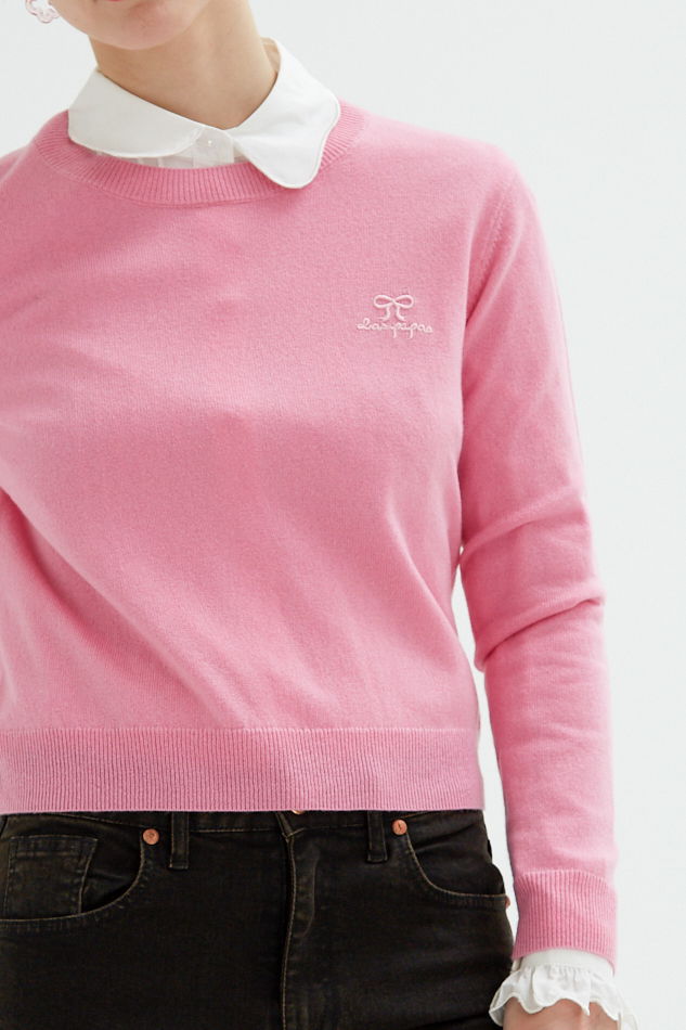 Sweater rosa de lana y cachemira recto y entallado en la cintura con cuello redondo y terminaciones de ribb en puños y ruedo.