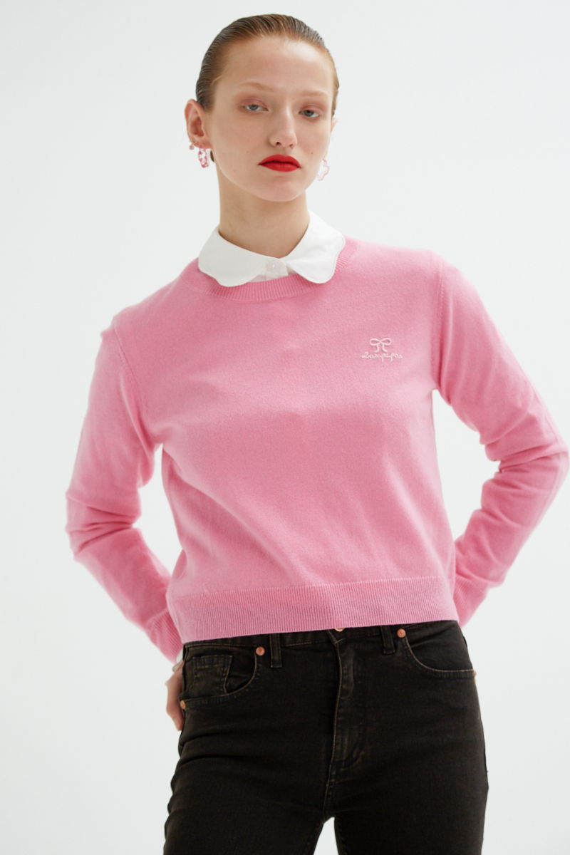 Sweater rosa de lana y cachemira recto y entallado en la cintura con cuello redondo y terminaciones de ribb en puños y ruedo.