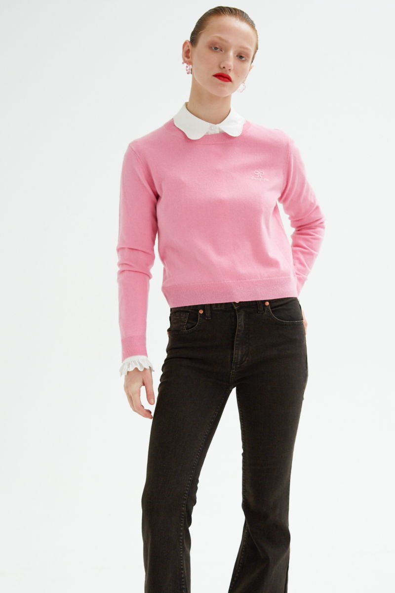 Sweater rosa de lana y cachemira recto y entallado en la cintura con cuello redondo y terminaciones de ribb en puños y ruedo.