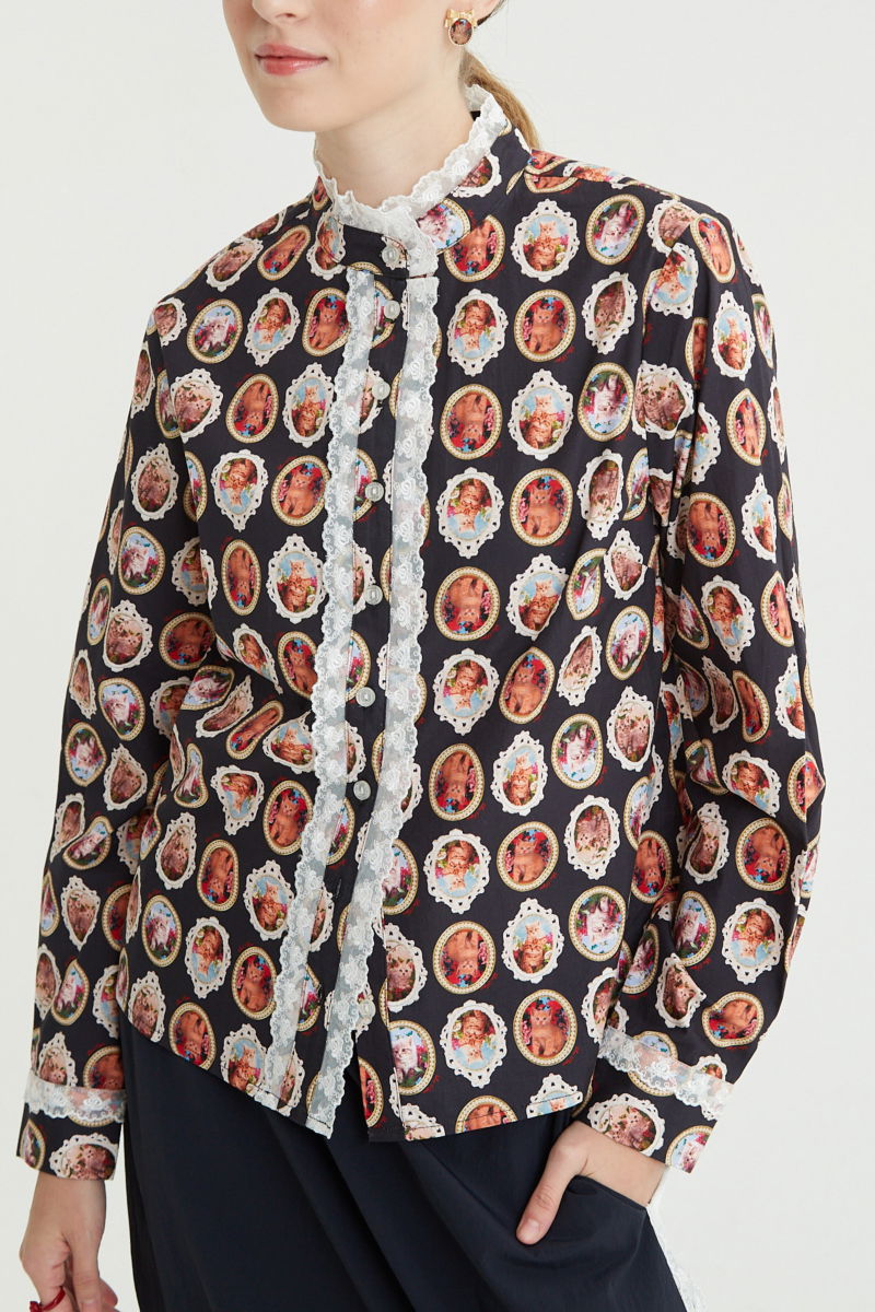 Camisa estampada de algodón recta con cuello mao y terminaciones de encaje en cuello, puños, cartera y canesú.