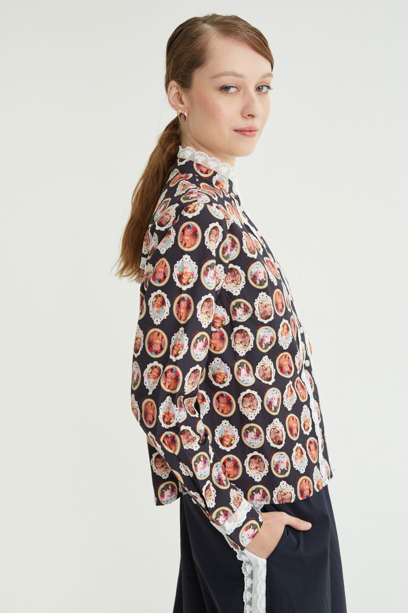 Camisa estampada de algodón recta con cuello mao y terminaciones de encaje en cuello, puños, cartera y canesú.
