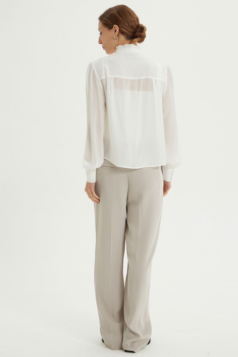 Pantalón beige sastrero tiro alto recto y largo a los tobillos con cintura con elástico y lazo a tono para atar. 