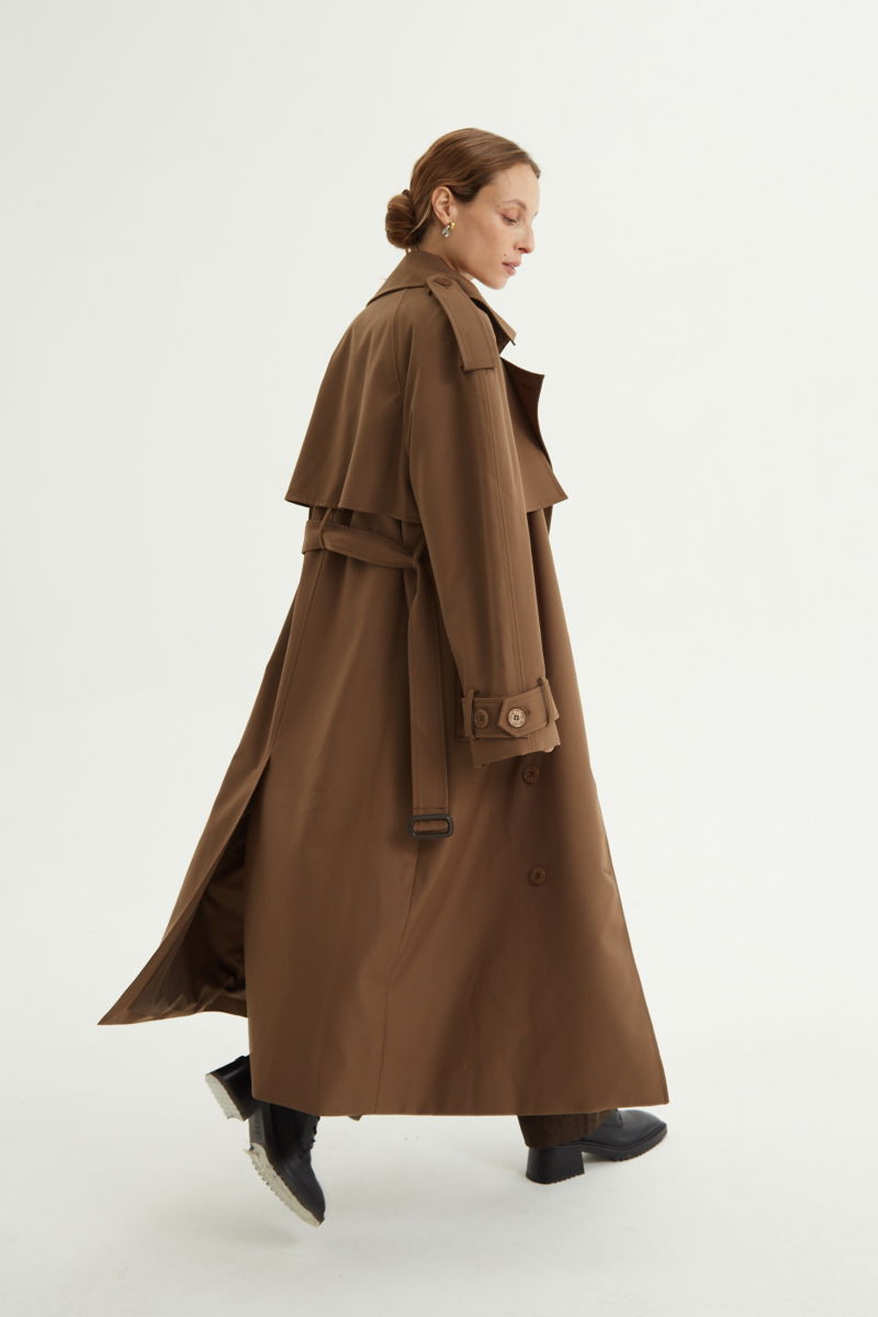 Trench sastrero largo con solapas amplias, charreteras en los hombros y cinturón.  
