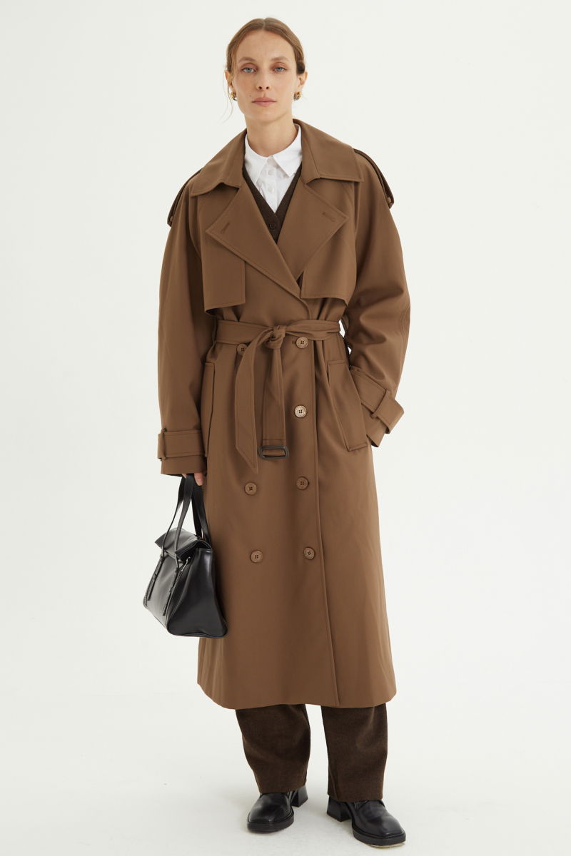 Trench sastrero largo con solapas amplias, charreteras en los hombros y cinturón.  
