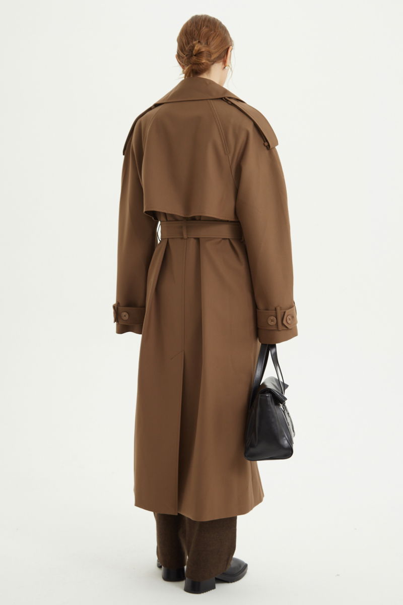 Trench sastrero largo con solapas amplias, charreteras en los hombros y cinturón.  
