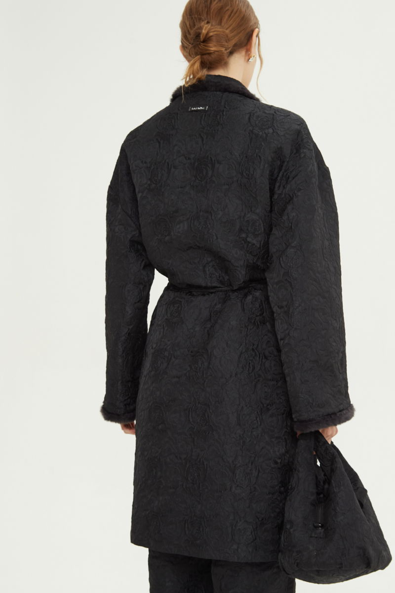 Tapado de brocato con textura de rosas y terminación de pelo en cuello y puños, recto y amplio con mangas anchas y lazo para ajustar. 