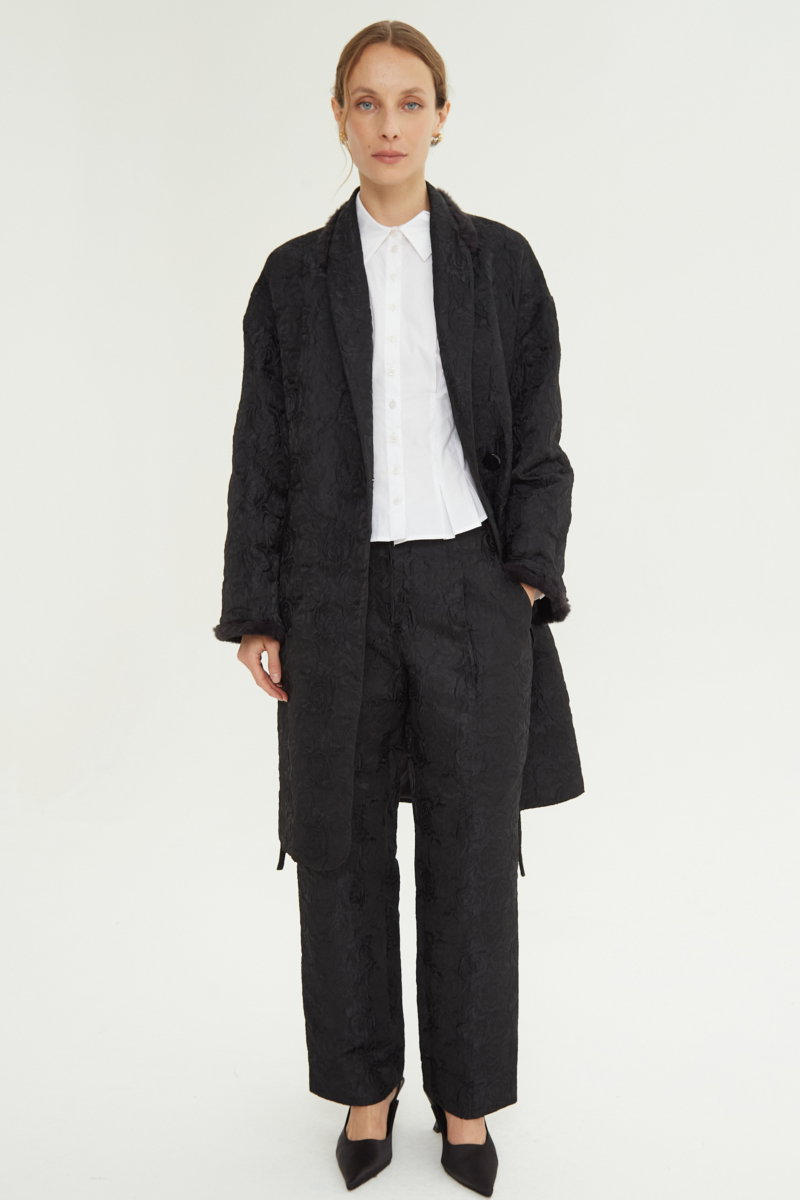 Pantalón sastrero de brocato negro con textura de flores