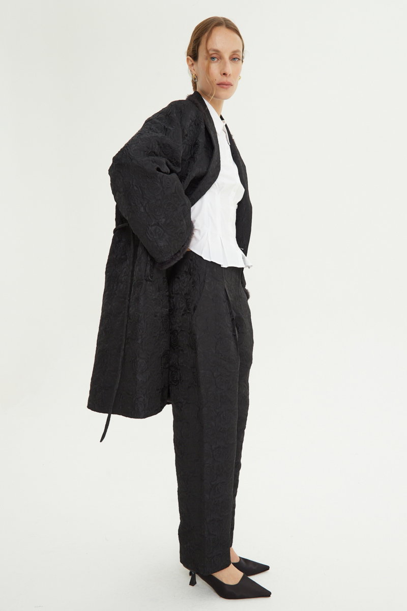 Pantalón sastrero de brocato negro con textura de flores