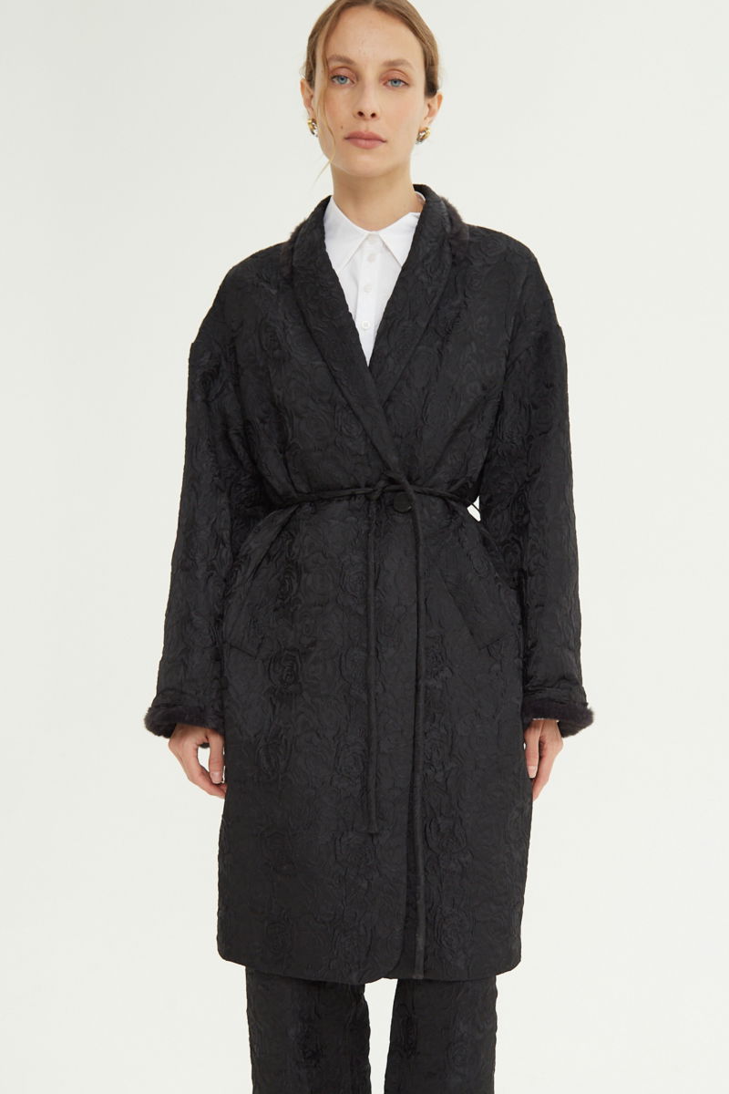 Tapado de brocato con textura de rosas y terminación de pelo en cuello y puños, recto y amplio con mangas anchas y lazo para ajustar. 