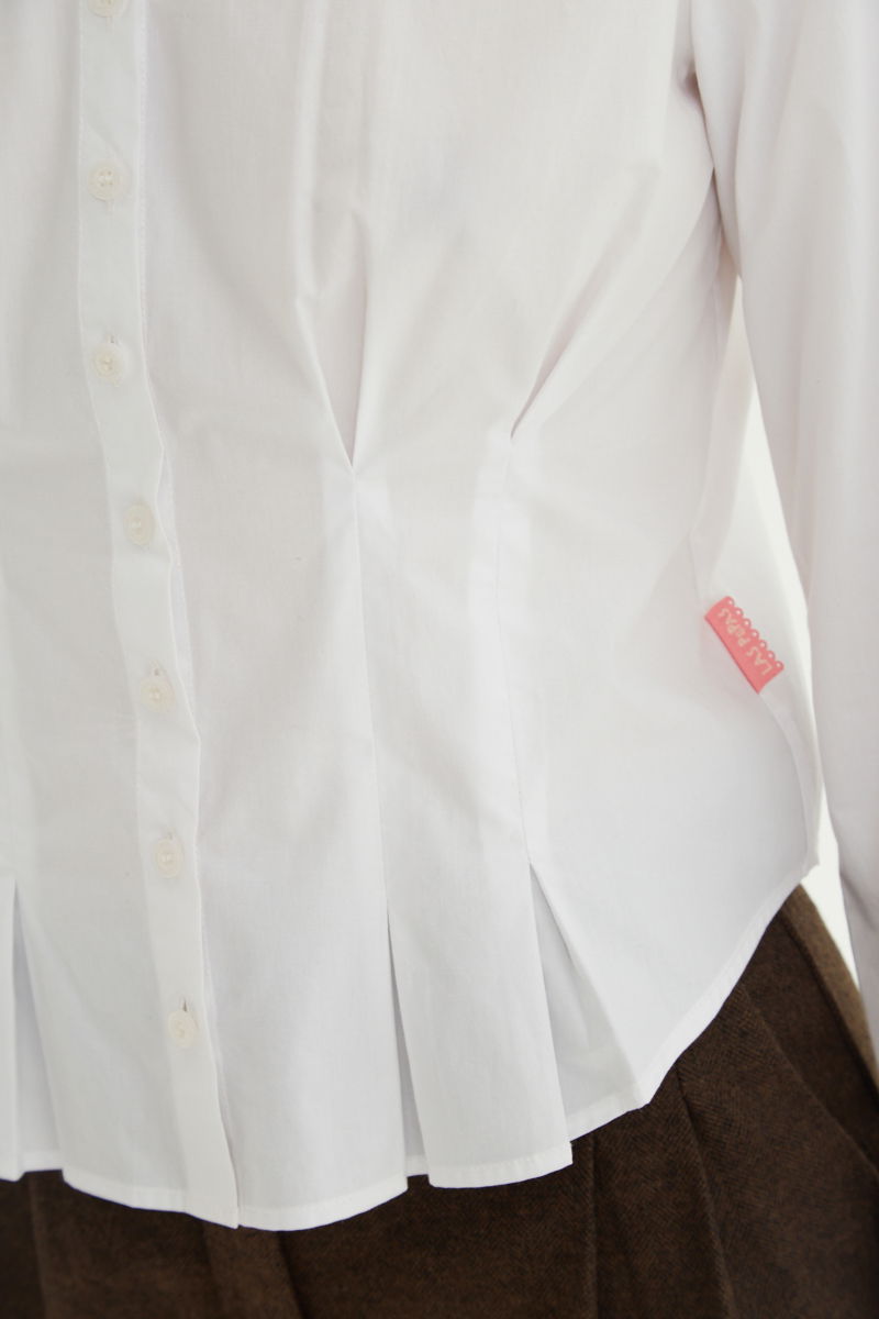 Camisa blanca entallada de poplín de algodón con pinzas de entalle frontales y en la espalda y lazo para ajustar. 
