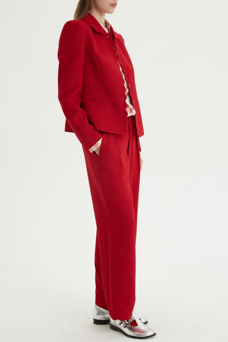 Pantalón rojo sastrero recto tiro medio con terminación ondulada en el ruedo.
