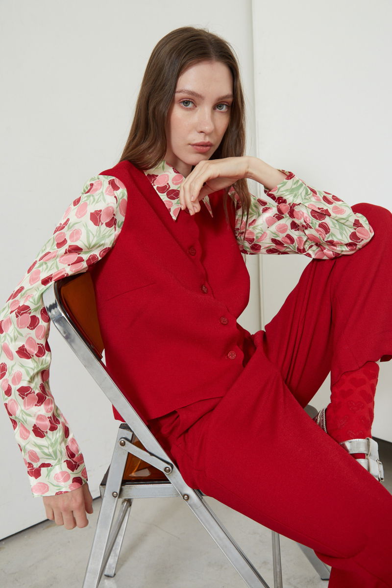 Camisa satinada con estampa de tulipanes y botones a contratono en forma de corazón, de corte recto y larga hasta la cadera. 