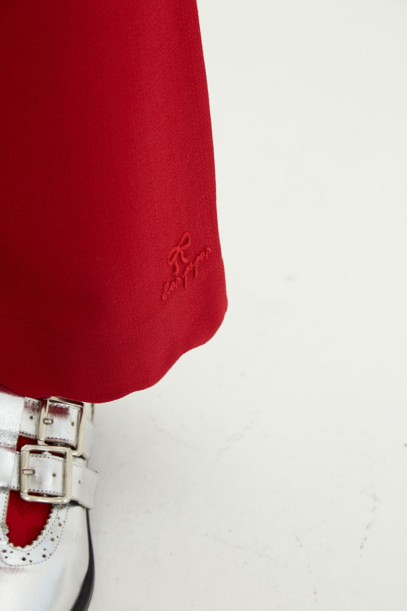 Pantalón rojo sastrero recto tiro medio con terminación ondulada en el ruedo.
