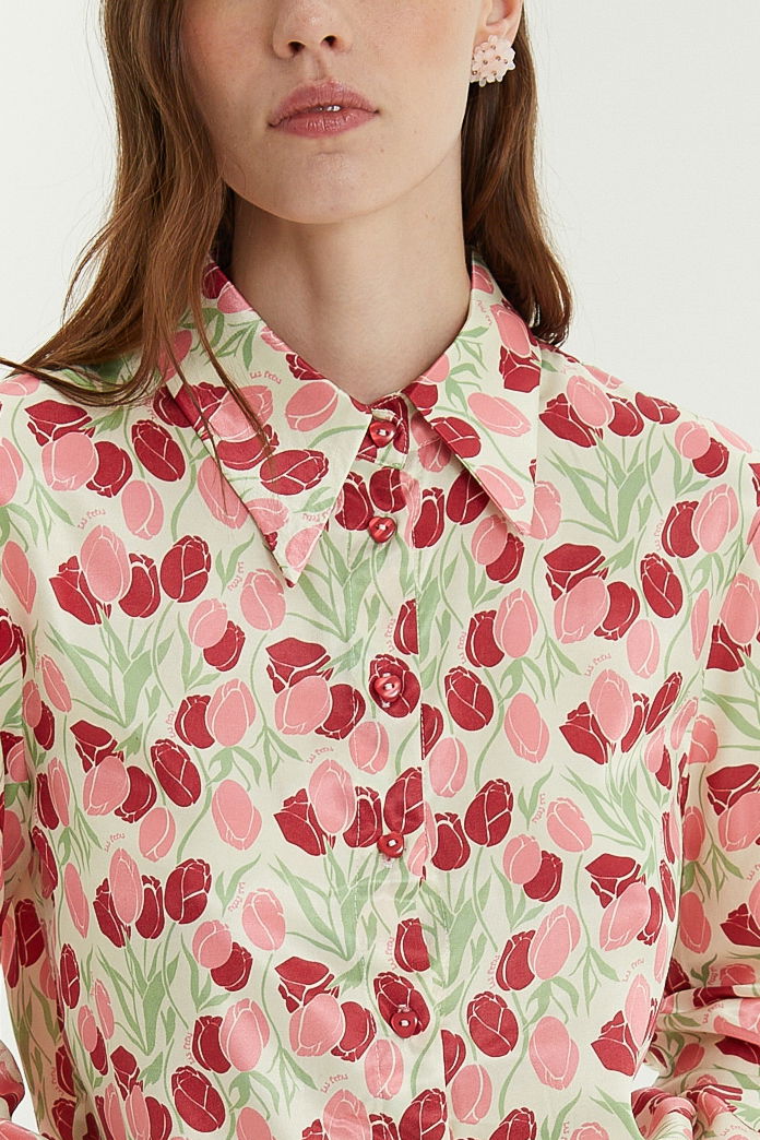 Camisa satinada con estampa de tulipanes y botones a contratono en forma de corazón, de corte recto y larga hasta la cadera. 