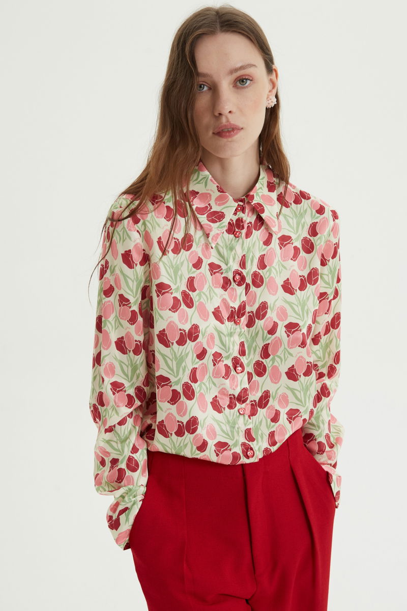 Camisa satinada con estampa de tulipanes y botones a contratono en forma de corazón, de corte recto y larga hasta la cadera. 