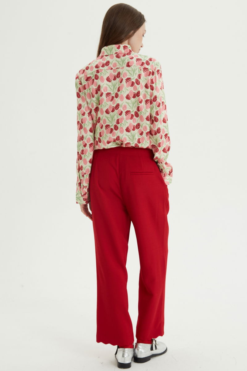 Camisa satinada con estampa de tulipanes y botones a contratono en forma de corazón, de corte recto y larga hasta la cadera. 