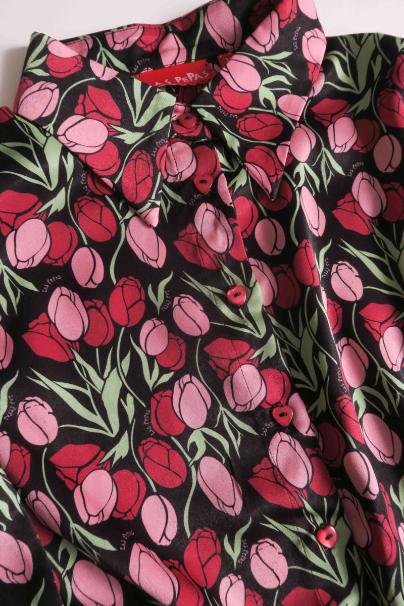 Camisa satinada con estampa de tulipanes y botones a contratono en forma de corazón, de corte recto y larga hasta la cadera. 