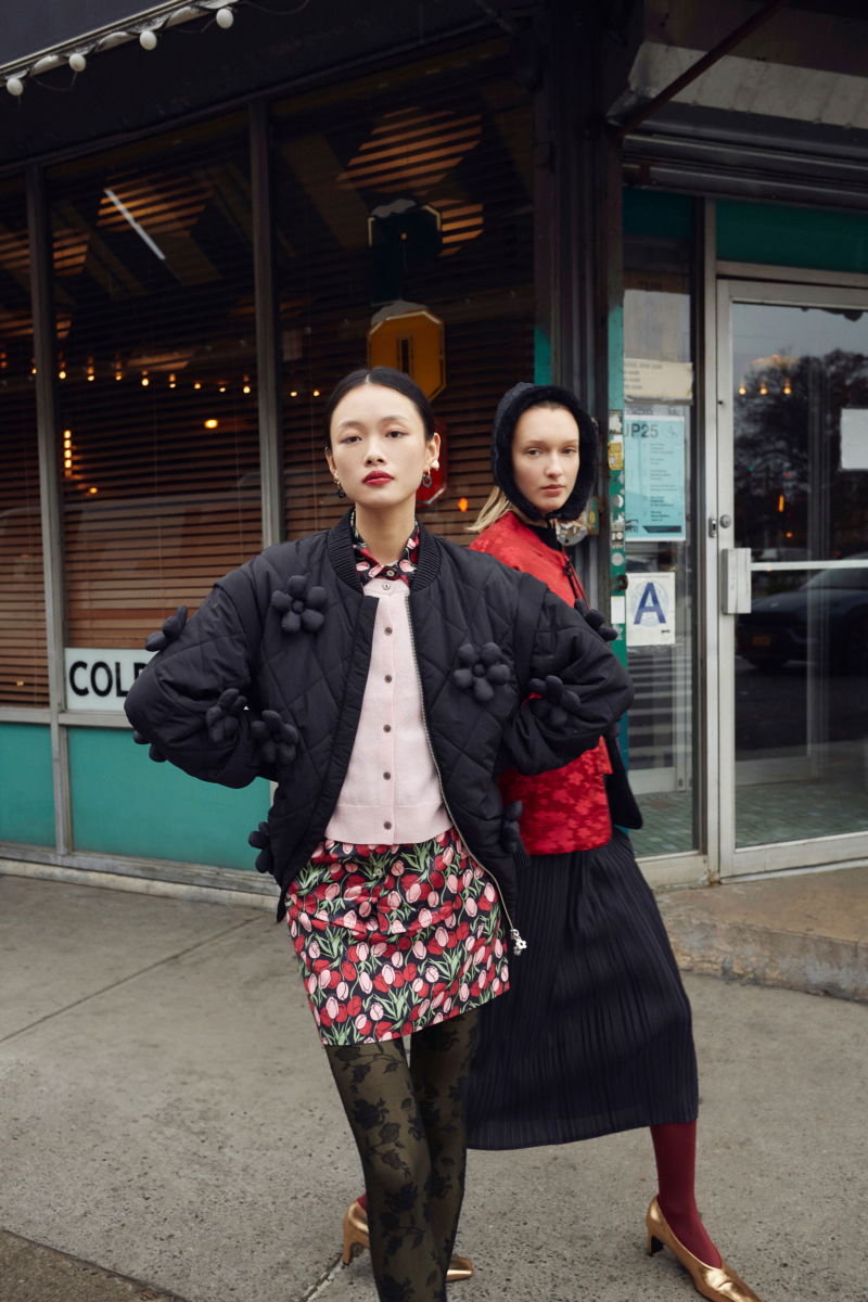 Mini falda tiro bajo con estampa de tulipanes, calce recto, cierre lateral y pinzas traseras.