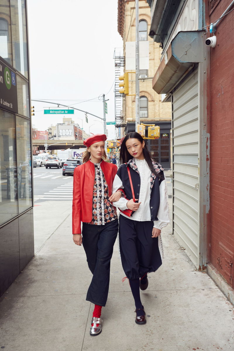 Falda midi recta con cintura elastizada, puntilla en los laterales y ruedo regulable con elástico y tancas. 