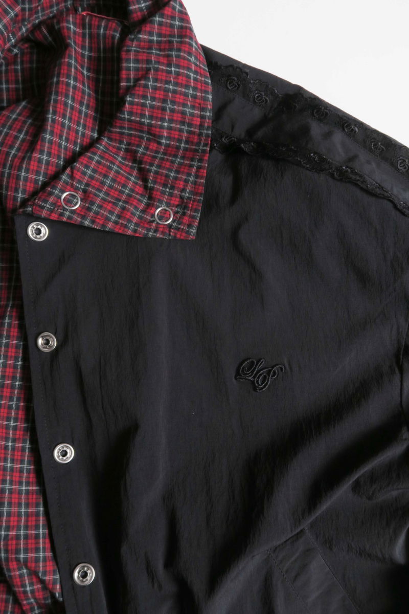 Campera reversible con puntilla y motivo de cuadros, cuello alto, broches snap y cintura con tancas. 
