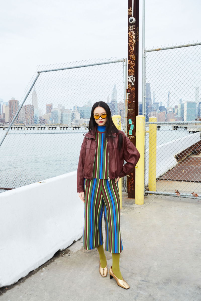 Musculosa verde tejida a rayas de cuello redondo, calce recto y larga hasta la cadera con aberturas laterales.
