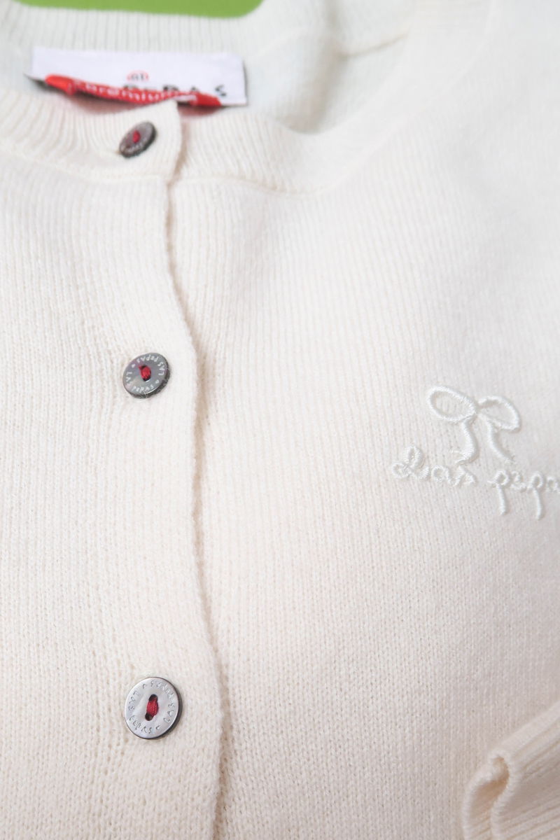 Cardigan crudo de lana y cachemira de corte recto entallado en la cintura con terminaciones en rib en puños y ruedo, cuello redondo cerrado y botones a tono.