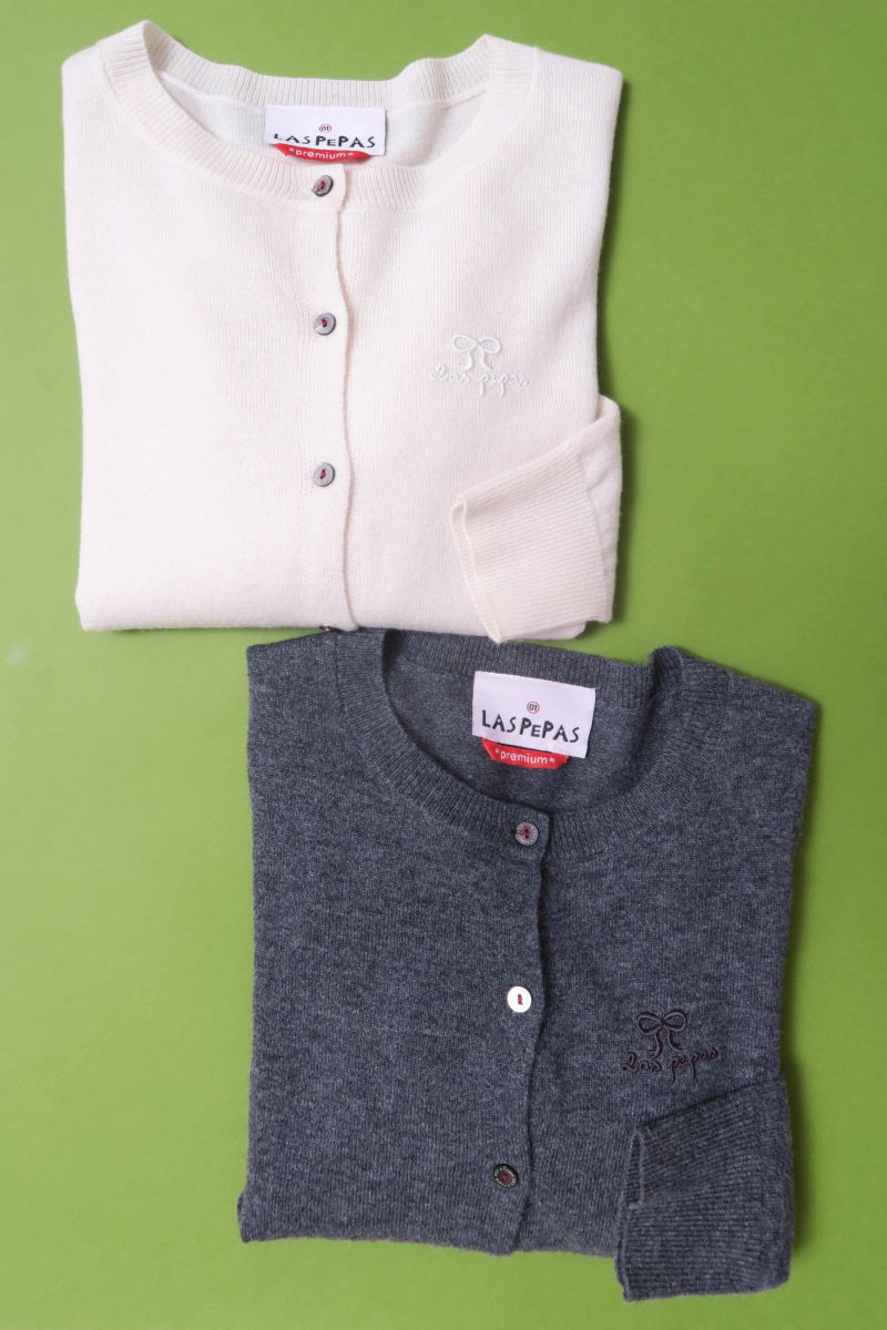 Cardigan gris de lana y cachemira de corte recto entallado en la cintura con terminaciones en rib en puños y ruedo, cuello redondo cerrado y botones a tono.