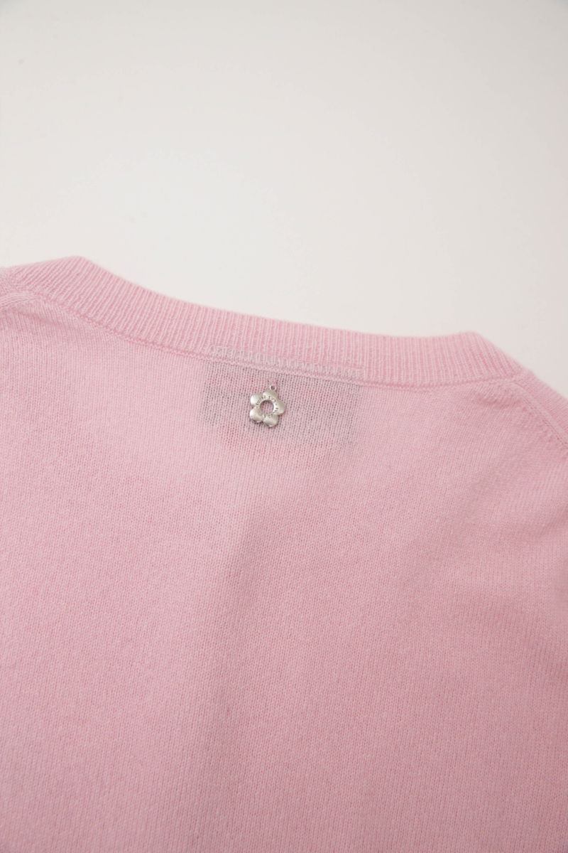 Cardigan rosa de lana y cachemira de corte recto entallado en la cintura con terminaciones en rib en puños y ruedo, cuello redondo cerrado y botones a tono.