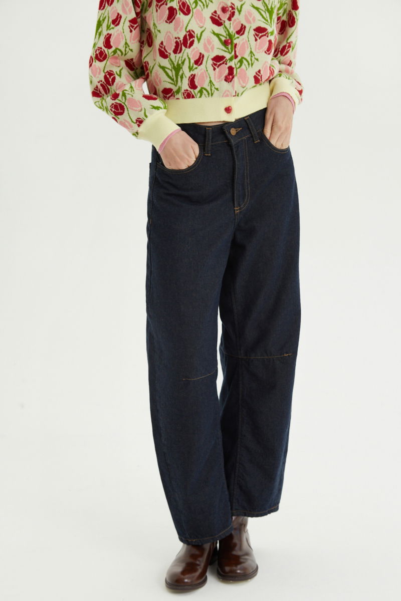 Jean barrel tiro alto con pinzas en las piernas y costuras a contratono. 