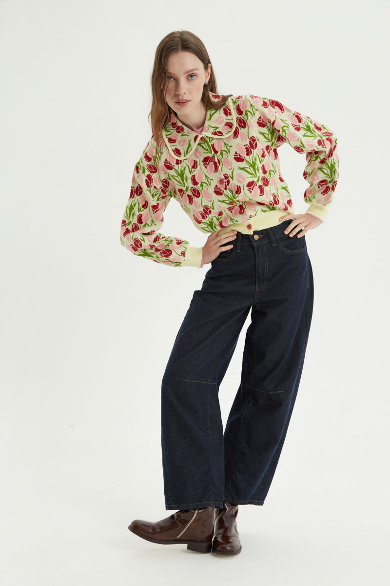 Jean barrel tiro alto con pinzas en las piernas y costuras a contratono. 