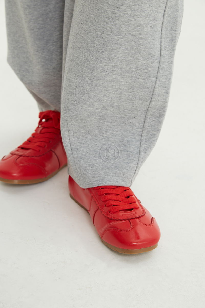 Zapatillas rojo de cuero con recortes, punta cuadrada y suela de caucho.
