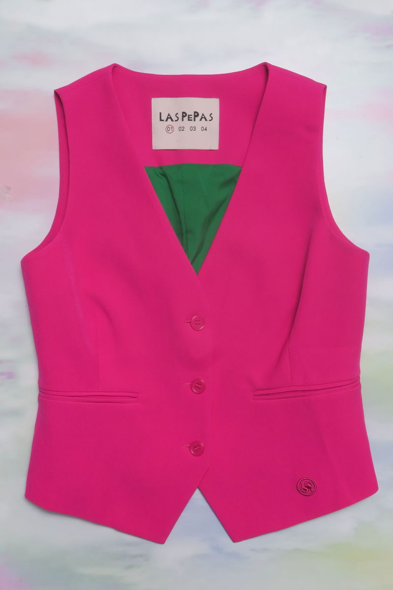 Chaleco fucsia sastrero largo a la cadera con botones a tono, bolsillos ojal y pinzas en frente y espalda. 
