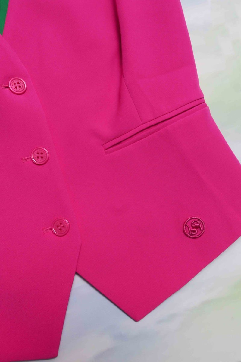 Chaleco fucsia sastrero largo a la cadera con botones a tono, bolsillos ojal y pinzas en frente y espalda. 
