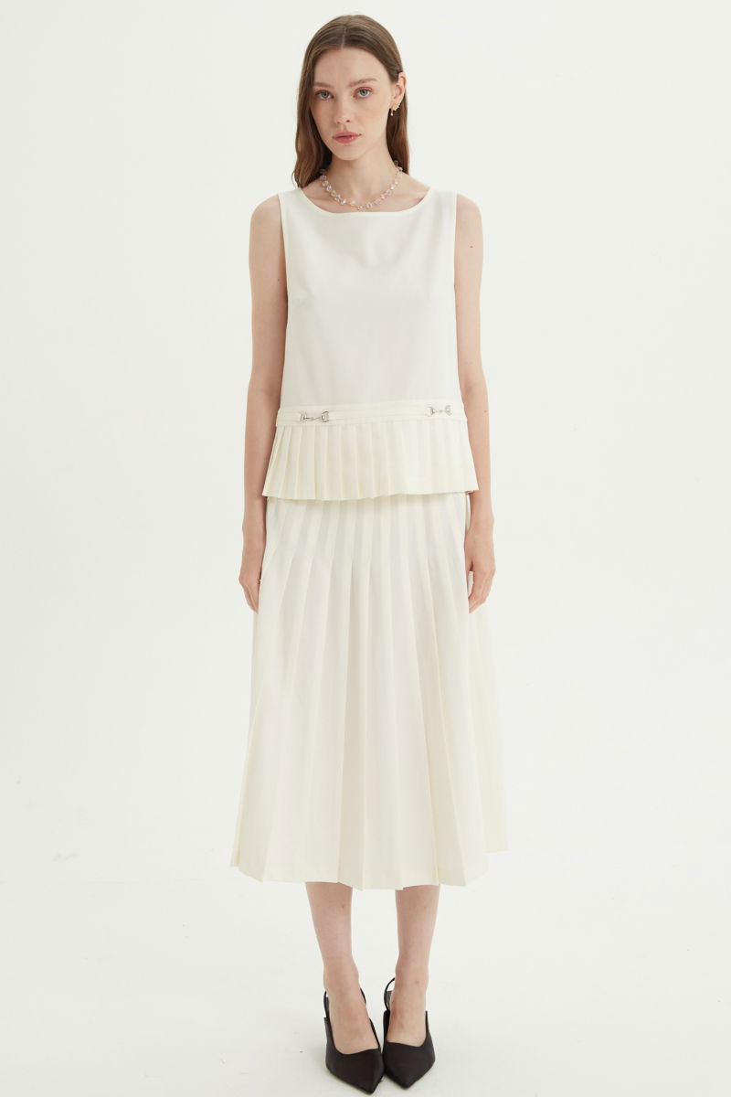 Falda cruda sastrera midi de corte evasé y tiro alto con herrajes metálicos en la cintura. 
