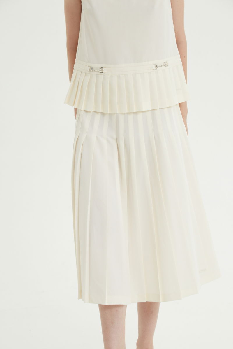 Falda cruda sastrera midi de corte evasé y tiro alto con herrajes metálicos en la cintura. 
