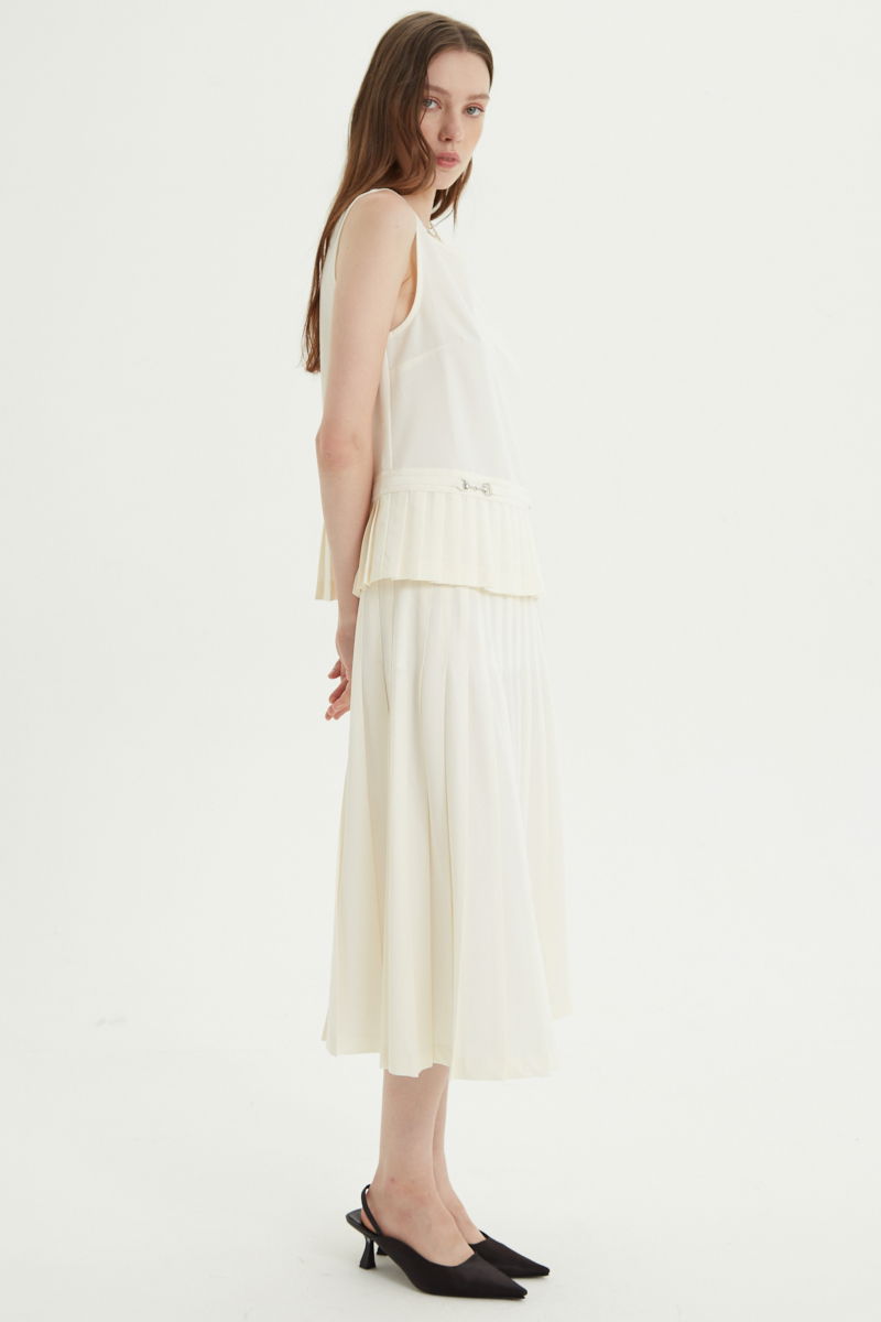 Falda cruda sastrera midi de corte evasé y tiro alto con herrajes metálicos en la cintura. 
