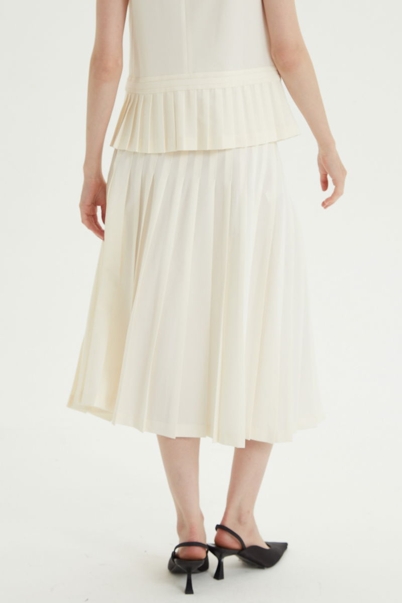 Falda cruda sastrera midi de corte evasé y tiro alto con herrajes metálicos en la cintura. 
